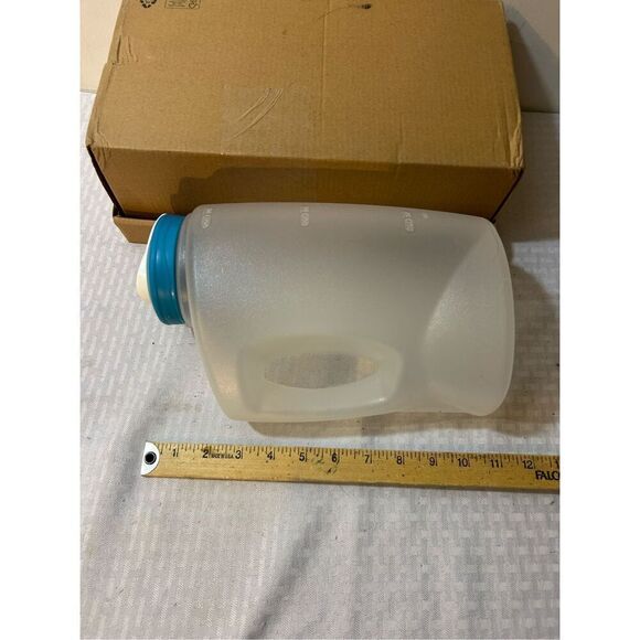 Rubbermaid 3qt/96oz teal lid pitcher container - Picture 4 of 4